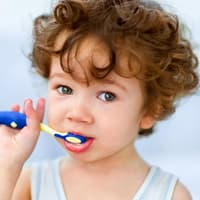 Fluorid in der Kinderzahnpasta kann bei Überdosierung die Zahngesundheit beeinträchtigen.
