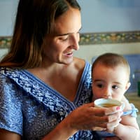 Tee schmeckt nicht nur gut, er kann Babys auch bei kleineren Beschwerden Linderung verschaffen. 