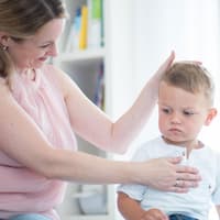 Microkinesi-Therapeutin Regina Mayer-Dangl bei der Untersuchung eines kleinen Patienten. 