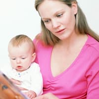 Eine U-Heft-Hülle ist ein schönes Geschenk für werdende Eltern. Das Heft wird in der Kindheit regelmäßig vom Kinderarzt oder von der Kinderärztin ausgefüllt.