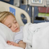 Immer mehr Kleinkinder müssen dieses Jahr mit Atemwegsinfekten durch das RS-Virus ins Krankenhaus.