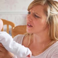 Das Schütteln des Babys kann zu einem tödlichen Schütteltrauma führen.