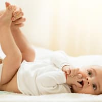 Baby wird gewickelt.