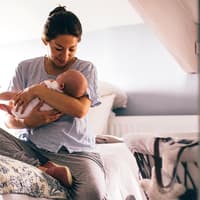 Wenn das Baby nur an der Brust einschläft, sind die Abende und Nächte für die Mama meistens sehr anstrengend.