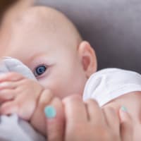 Trinkt das Baby aus der Flasche, kann man die genaue Menge einsehen – beim Trinken an der Brust ist das leider nicht so einfach.