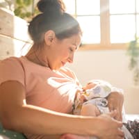Entspannte stillende Mama.