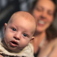 Muttermilch ist gut – und schmeckt offensichtlich lecker.