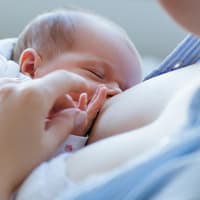 In der Stillzeit ist das Baby auf die mütterliche Jodversorgung angewiesen.