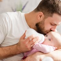 Beim Zubereiten des Babyfläschchens gibt es einiges zu beachten. Aber keine Sorge: Das wird schnell zur Routine.