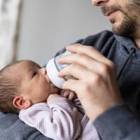 Babymilch kann auch der Papa füttern. Einige Anfangsmilchen überzeugen im Test. 