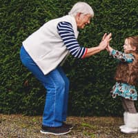 Großeltern - ob verwandt oder nicht - können eine wichtige Bezugsperson für das Kind werden.