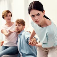 Frau und Schwiegermutter streiten um Mann.