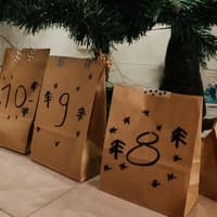 Die Adventskalendertütchen stehen in Reih und Glied – mal sehen, wie lange die Dreijährige es dabei belässt.
