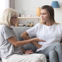 Drei Generationen auf dem Sofa.