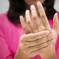 Woher kommt das? Schmerzende Finger und Hände können auf das De-Quervain-Syndrom oder Schnappfinger hindeuten.