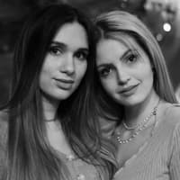 Das Foto zeigt Vanessa (li.) und Ina (re.), das "Couple on Tour", in guten Zeiten, vor dem Schicksalsschlag.