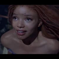 Die US-amerikanische Sängerin und Schauspielerin Halle Bailey spielt in der Neuverfilmung "Arielle, die Meerjungfrau" die Hauptrolle.