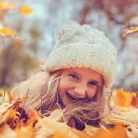 Im Herbst gibt es viele tolle Möglichkeiten, gemeinsam Zeit zu verbringen und zu spielen.
