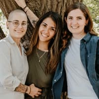 Julia, Elena und Lara (von links nach rechts) führen eine polyamore Beziehung.