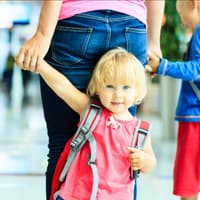 Mutter mit Kindern auf Reisen.