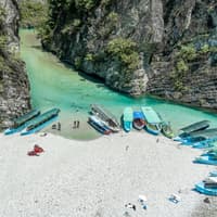 Eine kleine Bucht im Shkodër mit kristallklarem Wasser.