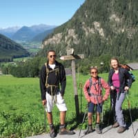 Familie vor Alpenpanorama