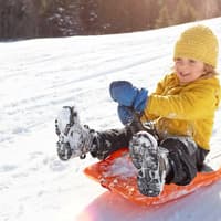 Sicherheit geht vor! Deshalb lasst eure Kinder bitte nicht zu zweit auf einem Schlitten sitzen. 