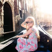 Kind bei Grachtenfahrt in Venedig