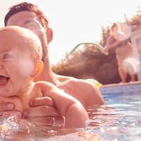 Fröhlich planschen: Ab wann mit Baby ins Schwimmbad oder Freibad?