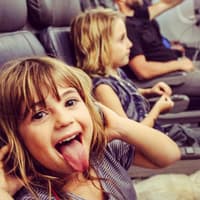 Ob lautes Lachen oder anhaltende Heulattacken: Mit Kindern kann es an Bord schon ziemlich laut werden. Ein Grund für kinderfreie Flüge?