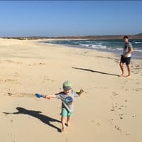 Vater und Kind am Strand auf den Kapverden.