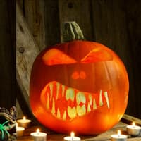 Zwei gruselige Halloween-Kürbisse