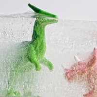 Zwei Dino-Spielfiguren sind in Eis eingefroren. 