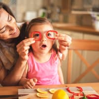 Eltern können mit gutem Beispiel vorangehen – mit Spaß an gesundem Essen sind Kinder mit wichtigen Nährstoffen bestens versorgt. 