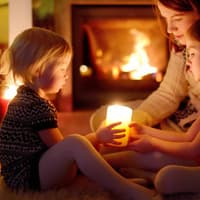 Mit Streichhölzern und Kerze könnt ihr mit euren Kindern den Umgang mit Feuer üben.