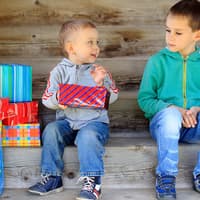 Ein Kind wird mit Geschenken überhäuft, das andere geht leer aus ... Nicht gerade ein Garant für eine gute Beziehung.
