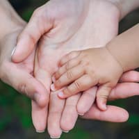 Zwischen Mama, Papa und Kind soll ein enges Band wachsen – so der Ansatz bedürfnisorientierter Erziehung.