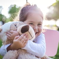 Kuscheltiere sind für Kinder treue Wegbegleiter.