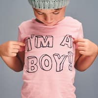 Junge mit rosa T-Shirt.