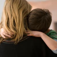 Für Eltern ist es wichtig, ihren Kindern zu helfen, mit negativen Gefühlen umzugehen.