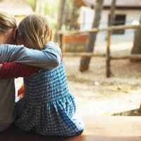 Eltern können ihre Kinder dabei unterstützen, Empathie zu lernen.