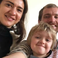 Zwei Sprachen, eine Familie: Aleksandra Martynczuk (35) und Giannis Geiss (32) mit ihren Kindern Kamil (4) und Maja (3)
