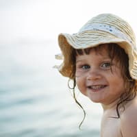 Früher normal, heute selten: unbeschwerte nackte Kinder im Garten oder am Strand.