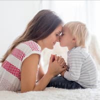 Mutter und Kind beten gemeinsam.