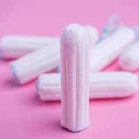 Tampons mit rosa Hintergrund.