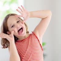 Lachen und Quatsch machen geht immer ... dabei entwickelt sich der Humor von Kindern immer weiter. 