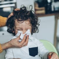Kindern das Naseputzen beizubringen ist gar nicht so schwer.