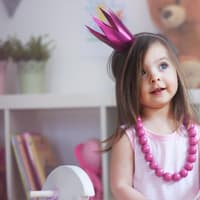Kleines Mädchen als Prinzessin verkleidet.