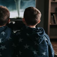 Kindern fällt es schwer, die Nachrichten der Erwachsenenwelt zu verarbeiten. Unsere Gastautorin schlägt daher Kindernachrichtensendungen vor. 