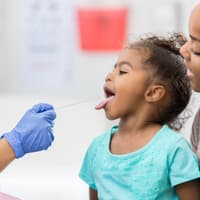 Neben einer gründlichen Untersuchung von Kopf bis Fuß, werden auch Sozialverhalten und Interessengebiete eures Sprösslings erfragt.